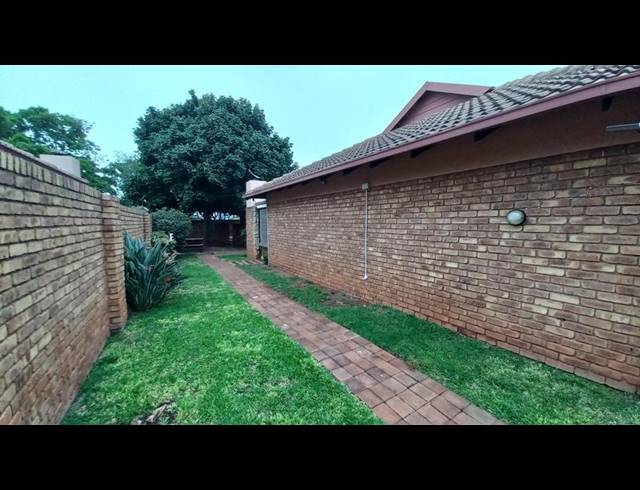 2 BEDROOM TOWNHOUSE FOR SALE IN PIERRE VAN RYNEVELD